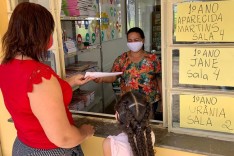 Escolas municipais recebem pais para entrega dos cadernos de atividades